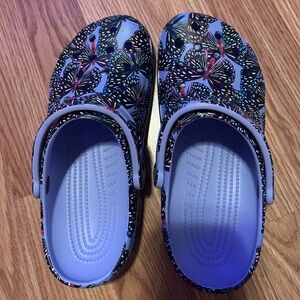CROCS Women's Butterfly Print Clogs - Blue and Black